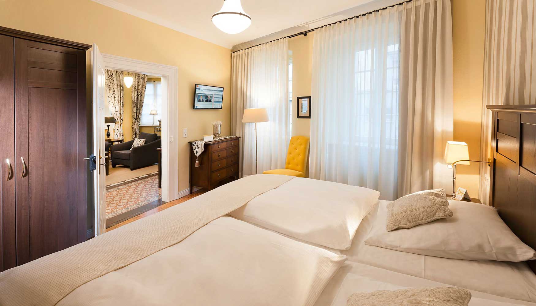 Schlafzimmer mit Boxspringbetten