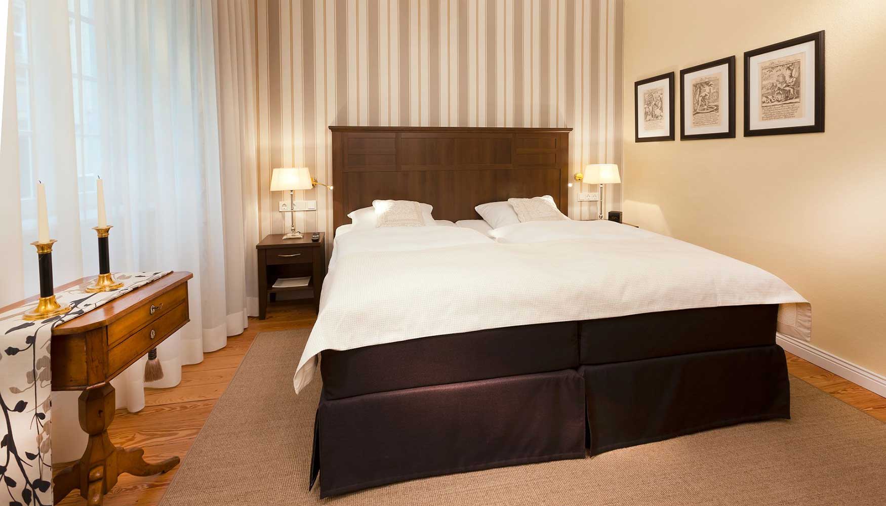 Großes Schlafzimmer mit Boxspringbett