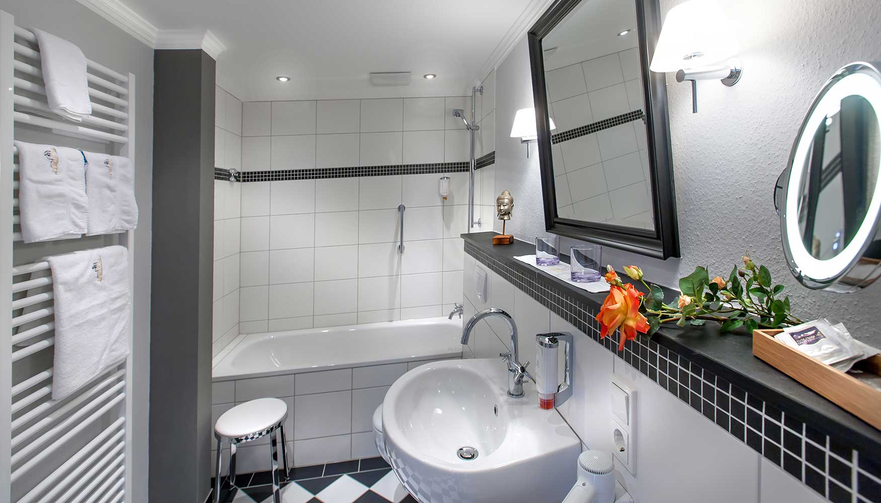 Stilvolles Badezimmer mit Badewanne und Bidet