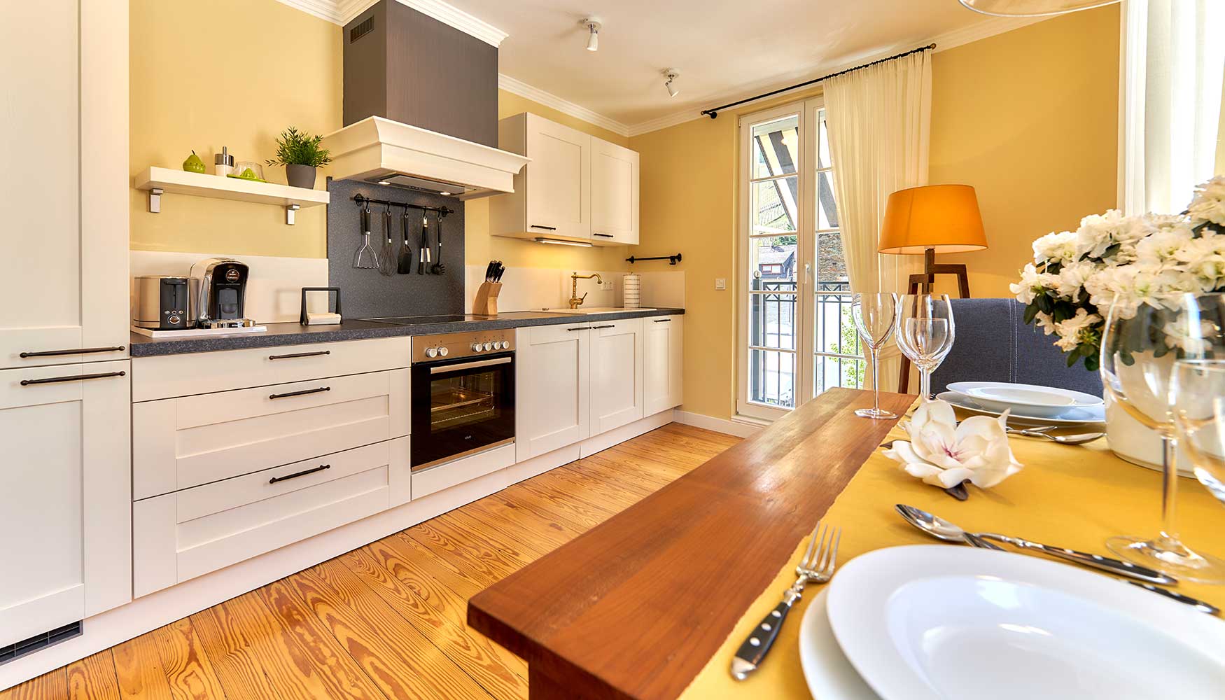 Moderne Landhausküche mit Blick in die Weinberge